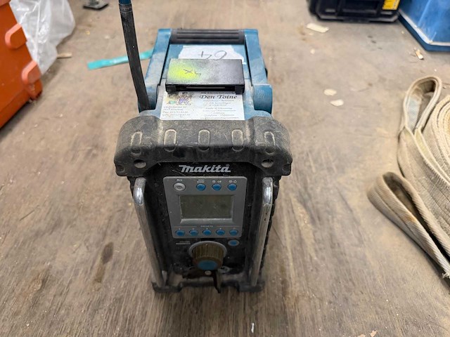 Makita werfradio met lader - afbeelding 1 van  2