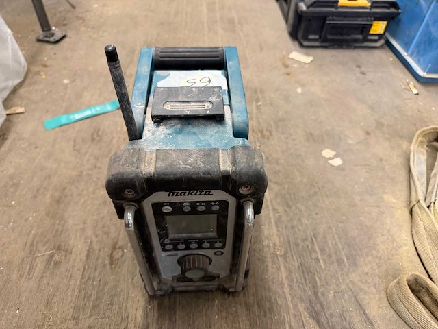 Makita werfradio met lader - afbeelding 1 van  2