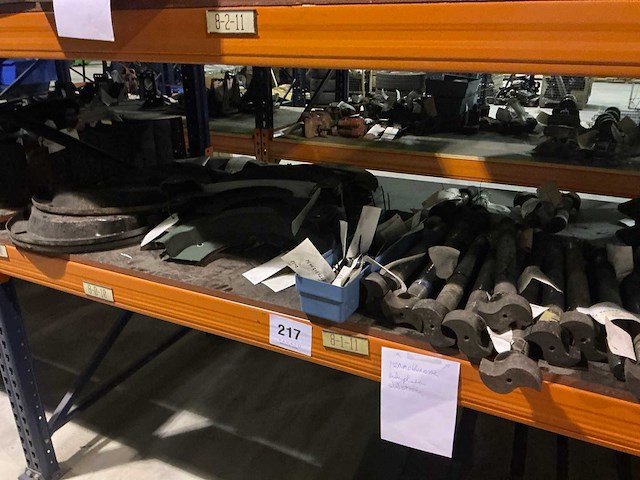 Man diverse remonderdelen en ankerplaten - afbeelding 1 van  10