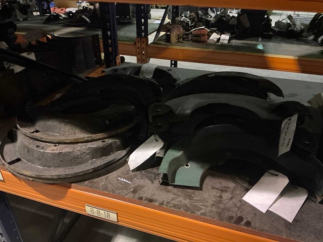 Man diverse remonderdelen en ankerplaten - afbeelding 3 van  10