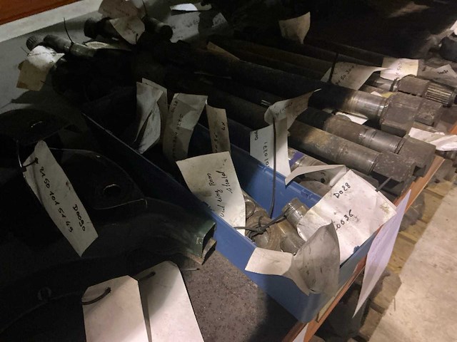 Man diverse remonderdelen en ankerplaten - afbeelding 5 van  10