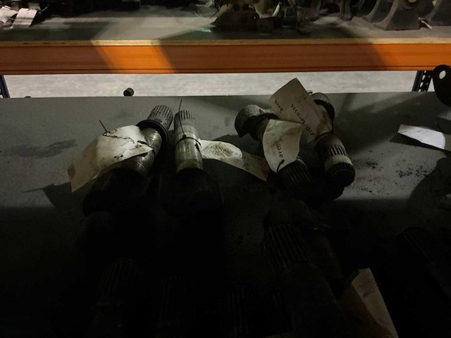 Man diverse remonderdelen en ankerplaten - afbeelding 7 van  10