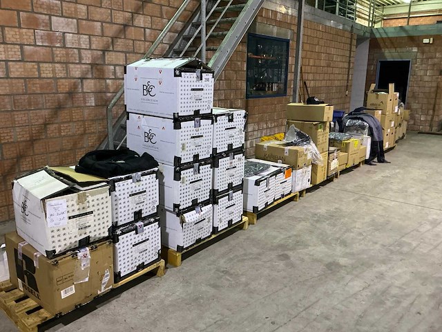 Man grote partij nieuwe werkkledij en jassen - afbeelding 1 van  19