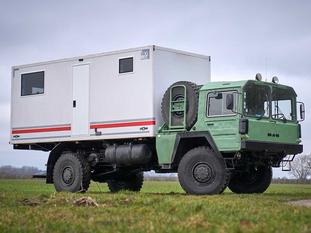 Man kat camper - afbeelding 1 van  59
