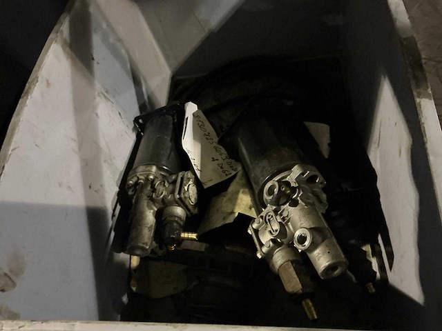 Man koppelingsversterker en pomp - afbeelding 2 van  2