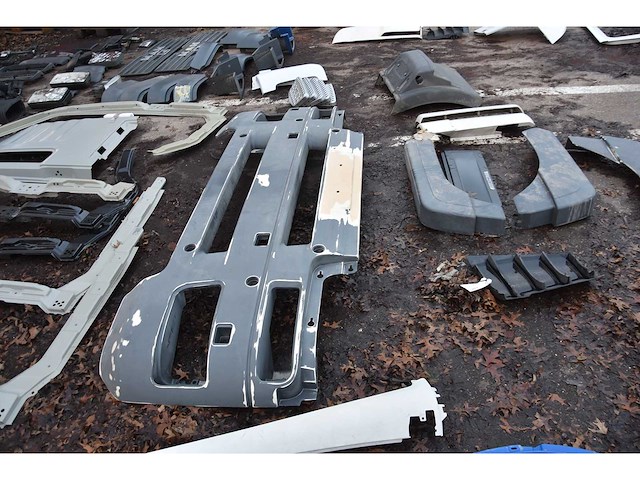 Man lot carrosserieonderdelen - afbeelding 2 van  20