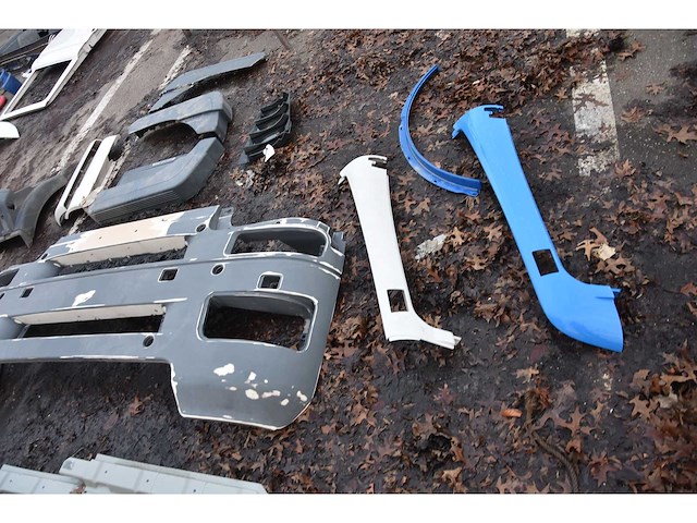 Man lot carrosserieonderdelen - afbeelding 1 van  20