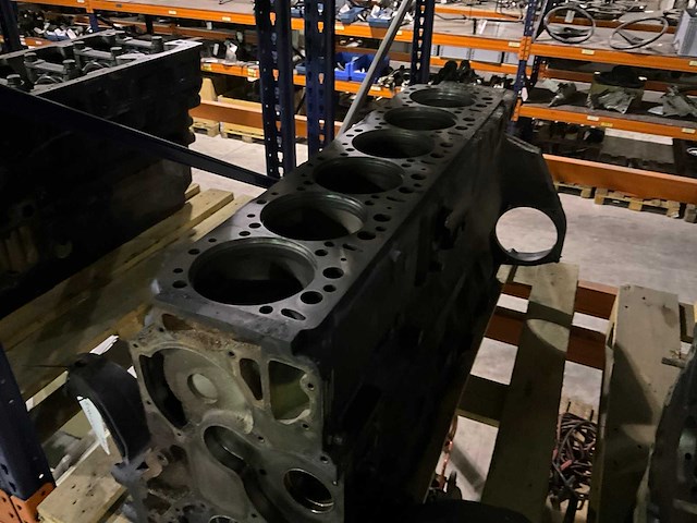 Man naakte motorblok - afbeelding 3 van  5