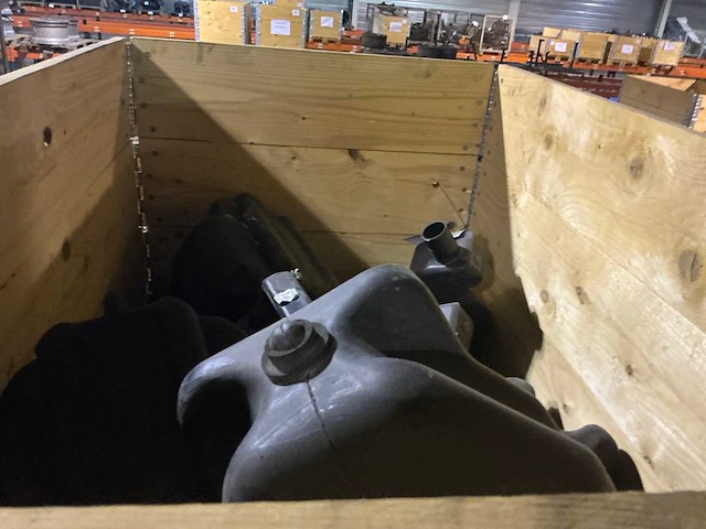 Man partij waterreservoirs voor ruitensproeiers - afbeelding 3 van  6