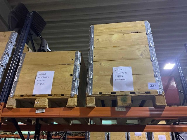 Man partij waterreservoirs voor ruitensproeiers - afbeelding 6 van  6