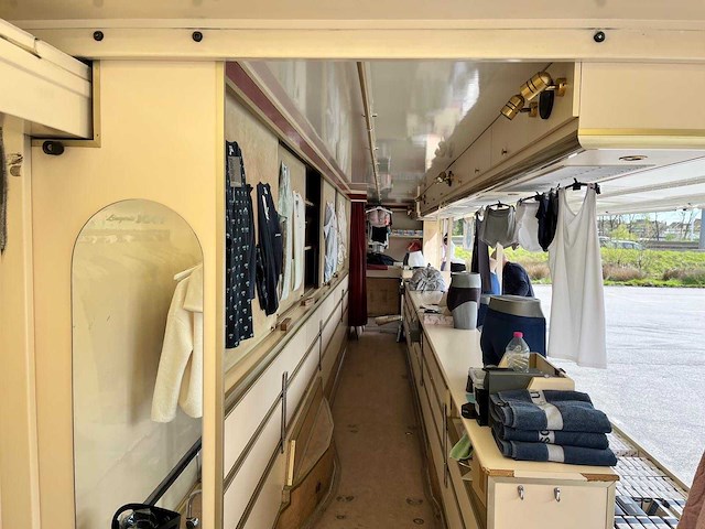 Man tgl 12.220 4x2bl combinatie marktkraam en trekker - afbeelding 7 van  43