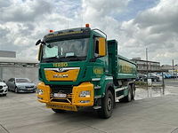 Man tgs 33.500 vrachtwagen met containerchassis