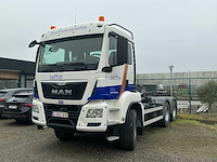 Man tgs vrachtwagen met optrekchassis