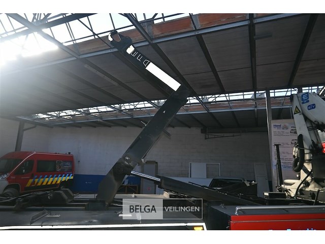 Man vrachtwagen met efa haakarm containersysteem en effer laadkraan - afbeelding 2 van  35