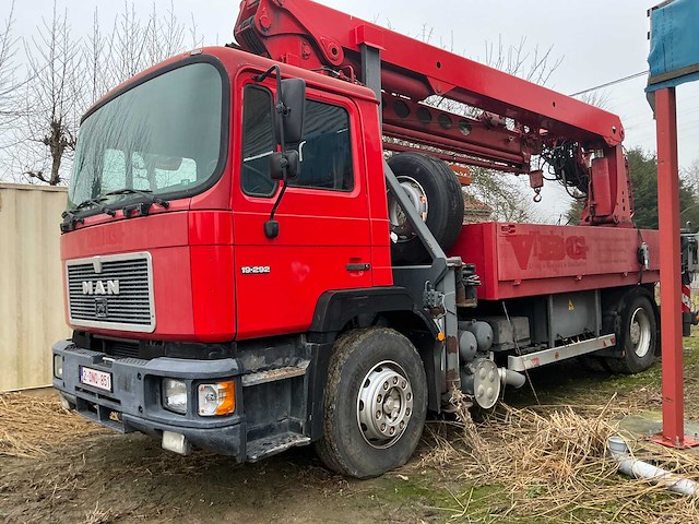 Man vrachtwagen met kraan - afbeelding 1 van  10