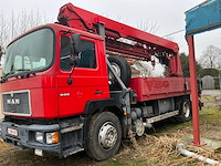 Man vrachtwagen met kraan - afbeelding 2 van  10