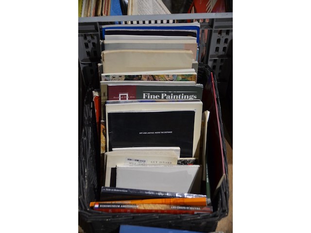 Mand diverse kunstmagazines - afbeelding 1 van  1