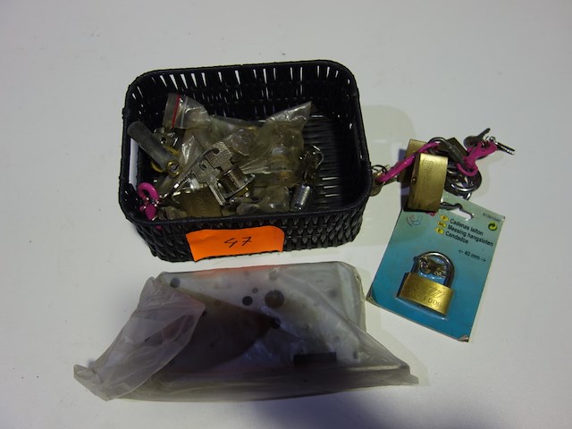 Mand met diverse sloten - afbeelding 1 van  1