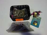 Mand met diverse sloten - afbeelding 1 van  1