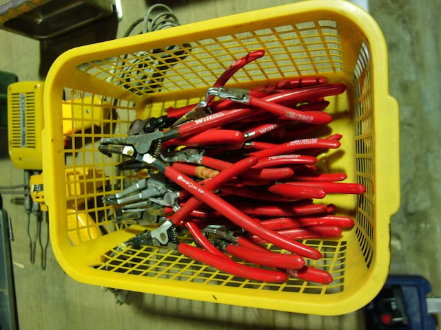 Mand met diverse tangen o.a. circliptangen - afbeelding 1 van  1