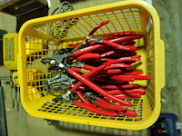 Mand met diverse tangen o.a. circliptangen - afbeelding 1 van  1