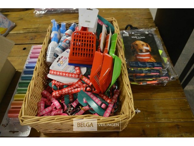 Mandje met inhoud partij honden benodigdheden - afbeelding 1 van  3