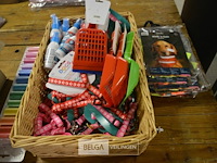 Mandje met inhoud partij honden benodigdheden - afbeelding 1 van  3