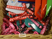 Mandje met inhoud partij honden benodigdheden - afbeelding 3 van  3