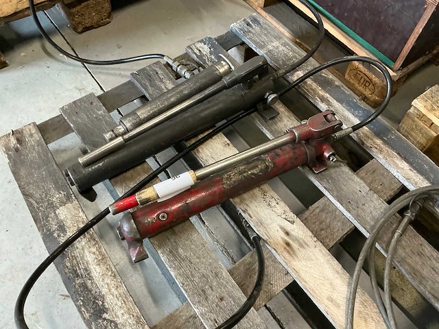 Manueel hydraulische pomp (2x) - afbeelding 1 van  2
