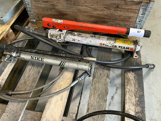 Manueel hydraulische pomp (2x) - afbeelding 1 van  2