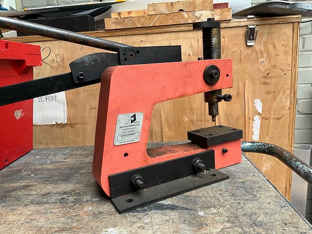 Manuform ponsmachine - afbeelding 1 van  4
