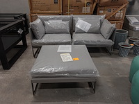 Manutti outdoor lounge squat