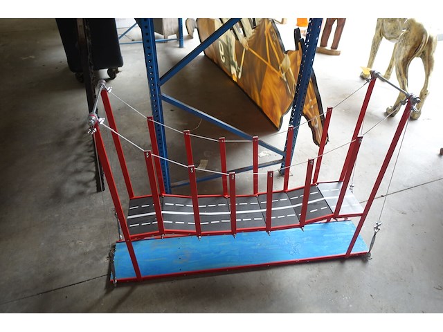 Maquette hangbrug - afbeelding 1 van  4