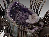 Marc d'haenens (xx), a large sculpted metal and illuminated amethyst dining table 73.5 x 235 x 145 cm. (28.94 x 92.51 x 57.09 in.) - afbeelding 5 van  6