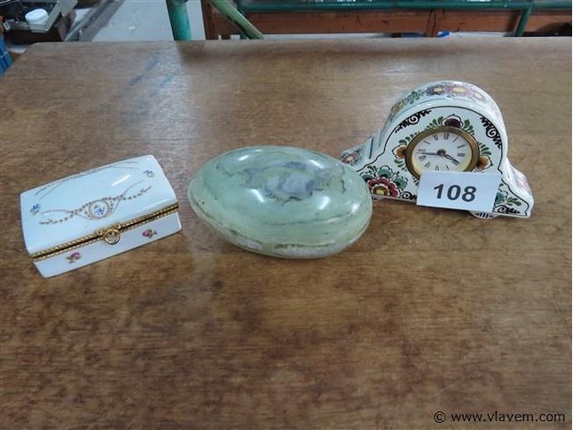 Marmeren ei, klokje en dekselpotje - afbeelding 1 van  5