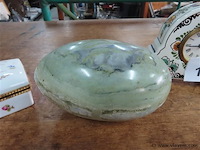 Marmeren ei, klokje en dekselpotje - afbeelding 3 van  5