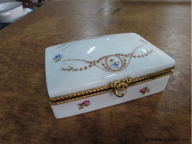 Marmeren ei, klokje en dekselpotje - afbeelding 4 van  5