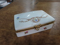 Marmeren ei, klokje en dekselpotje - afbeelding 4 van  5