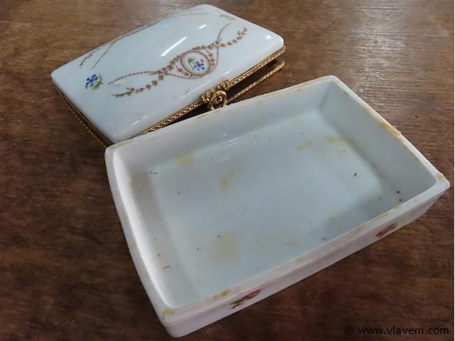 Marmeren ei, klokje en dekselpotje - afbeelding 5 van  5