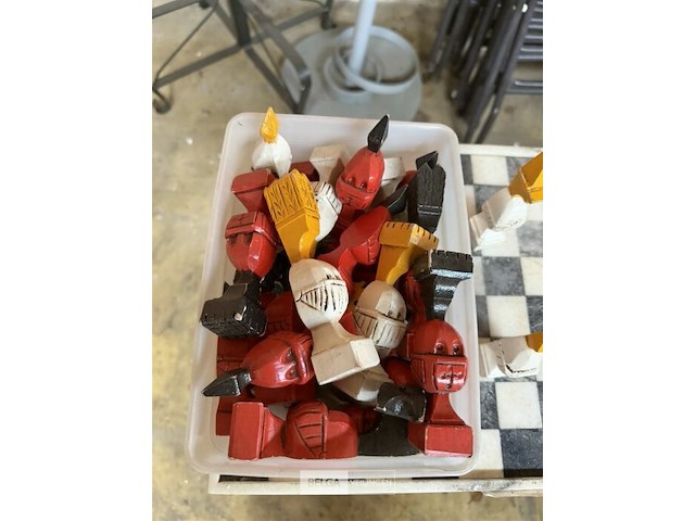 Marmeren schaakbord met houten pionnen - afbeelding 2 van  3