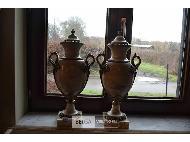 Marmeren urn met bronze ormolu monturen in neo klassieke stijl - afbeelding 1 van  4