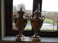 Marmeren urn met bronze ormolu monturen in neo klassieke stijl - afbeelding 1 van  4