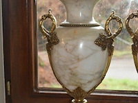 Marmeren urn met bronze ormolu monturen in neo klassieke stijl - afbeelding 2 van  4