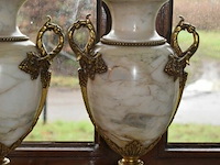 Marmeren urn met bronze ormolu monturen in neo klassieke stijl - afbeelding 3 van  4