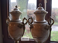 Marmeren urn met bronze ormolu monturen in neo klassieke stijl - afbeelding 4 van  4