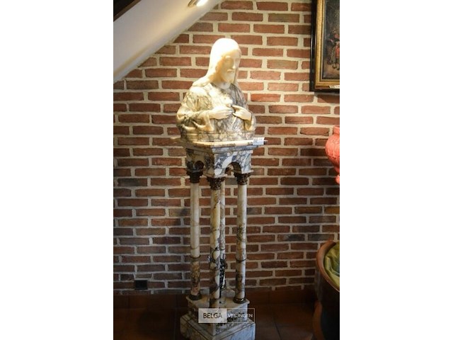 Marmeren zuil met jezus christus h=±150cm - afbeelding 1 van  5