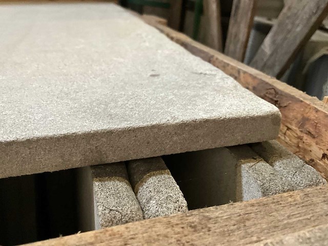 Marokkaans grijs natuursteen tuintegel - afbeelding 2 van  3