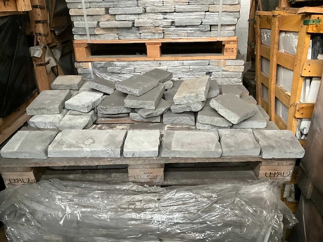 Marokkaans grijs rustiek natuursteen tuintegel - afbeelding 1 van  4