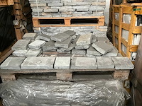 Marokkaans grijs rustiek natuursteen tuintegel - afbeelding 1 van  4