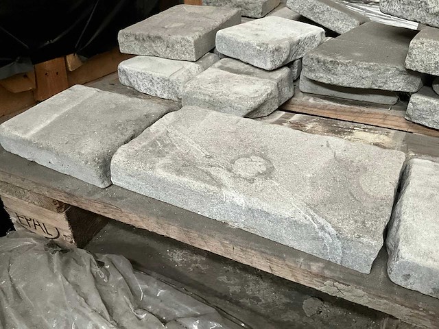 Marokkaans grijs rustiek natuursteen tuintegel - afbeelding 2 van  4